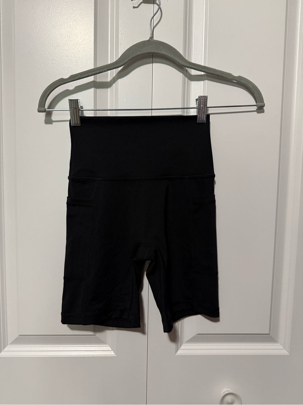 Offline - High-Rise Black Bike Shorts with Side Pockets- size xs